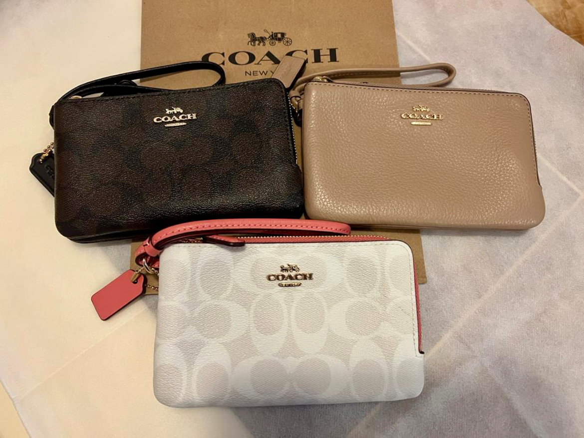 Coach outlet款wristlet👛