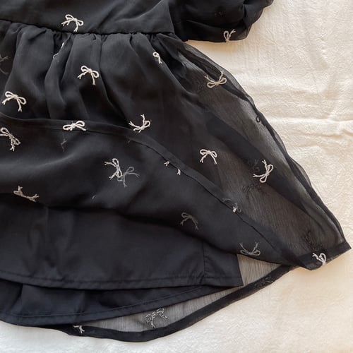 日本 ZOZOTOWN 小童透明緞帶刺繡長上衣 (120) - 可愛少女風｜聚酯纖維、棉｜泡泡袖設計