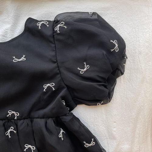 日本 ZOZOTOWN 小童透明緞帶刺繡長上衣 (120) - 可愛少女風｜聚酯纖維、棉｜泡泡袖設計