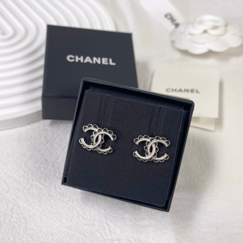 CHANEL CC logo 金色金屬及樹脂飾釘耳環