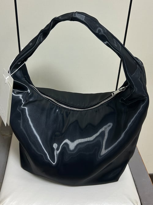 COS コス ハイシャインショルダーバッグ ネイビー COS ハイシャインショルダーバッグ ネイビー COS ハイシャイン